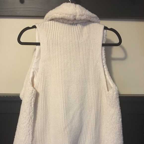Sherpa look shark bite knit cream vest NEW - Picture 2 of 6
